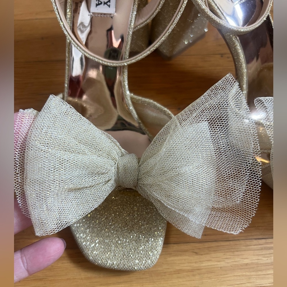 ๐ BADGLEY MISCHKA Tess Block Heel Sandals Tulle Bow Leather Sole Gold Size 7.5 - Picture 3 of 11